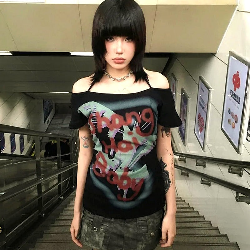 Schulterfreies T-Shirt mit Totenkopf-Graffiti