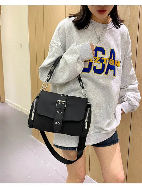 Axelväska med spänne