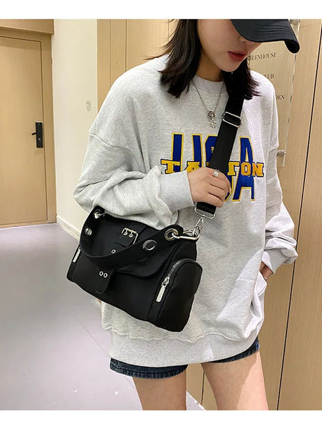 Axelväska med spänne