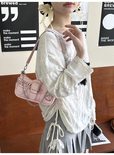 Y2K-axelväska med stjärnprydda detaljer