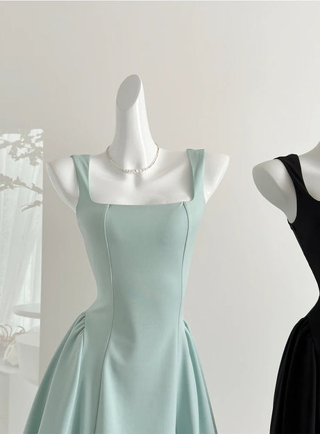 Klassisches ausgestelltes Kleid mit quadratischem Ausschnitt