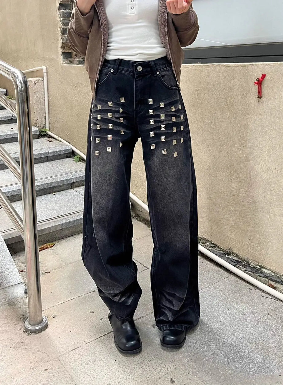 Tvättade jeans med nitar och vida ben