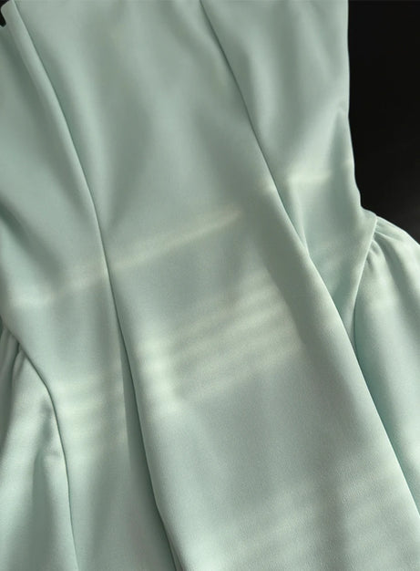 Klassisches ausgestelltes Kleid mit quadratischem Ausschnitt