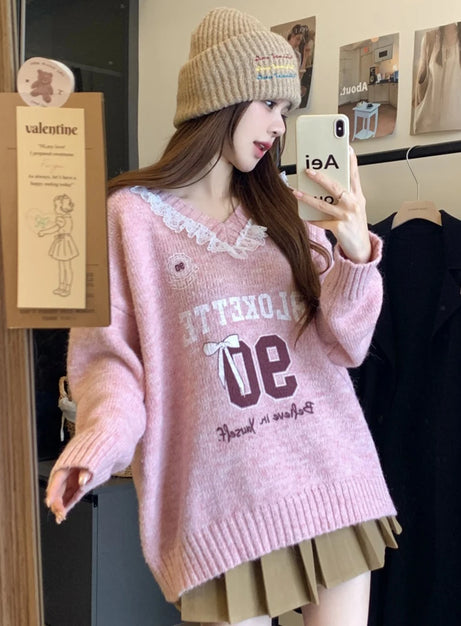 Rosa stickad tröja med spetskant och grafisk design