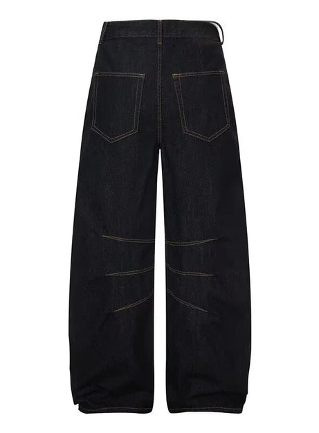 Jeans mit dunklen Ziernähten und weitem Bein