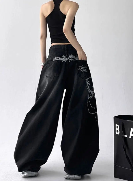 Jeans mit Mitternachts-Scrollstickerei