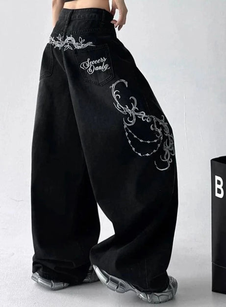 Jeans mit Mitternachts-Scrollstickerei