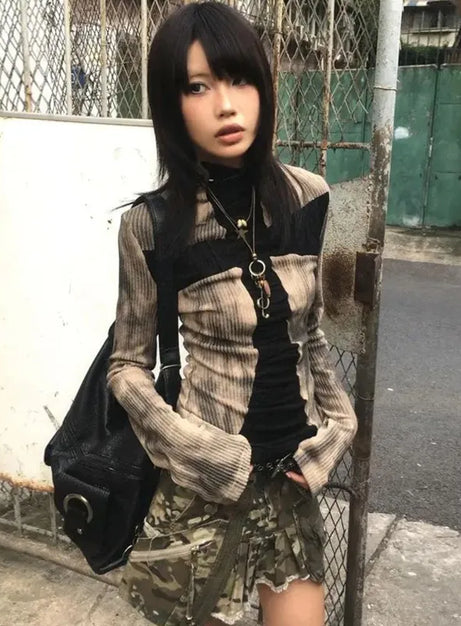 Geripptes Oberteil im Grunge-Patchwork-Stil