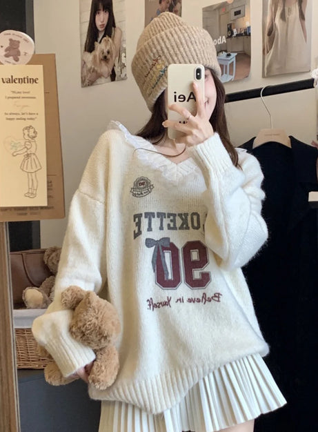 Rosa stickad tröja med spetskant och grafisk design