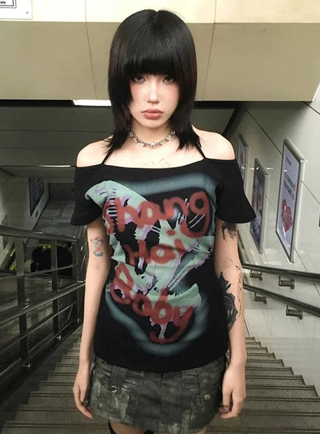 Schulterfreies T-Shirt mit Totenkopf-Graffiti