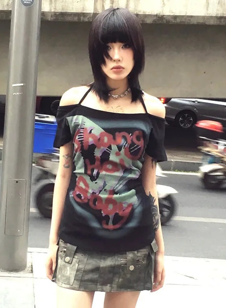 Schulterfreies T-Shirt mit Totenkopf-Graffiti