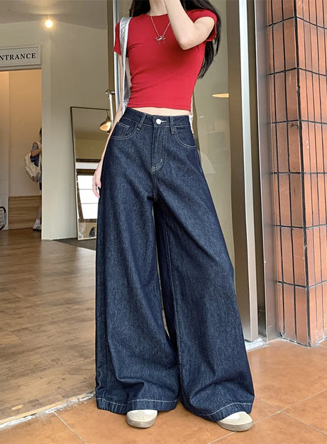 Dunkel verwaschene Jeans mit weitem Bein