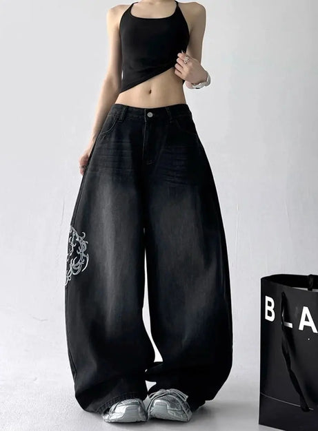 Jeans mit Mitternachts-Scrollstickerei