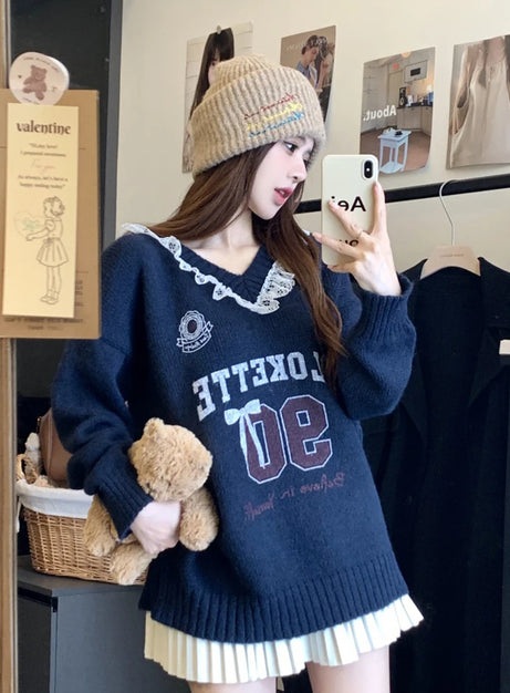 Rosa stickad tröja med spetskant och grafisk design