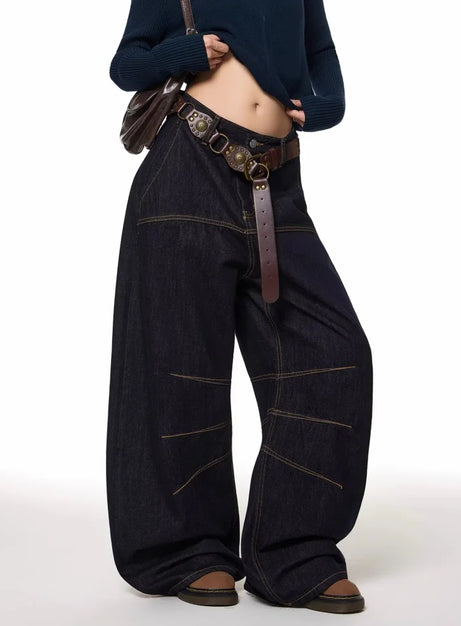 Jeans mit dunklen Ziernähten und weitem Bein