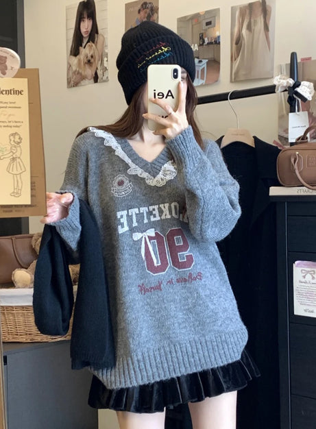 Rosa stickad tröja med spetskant och grafisk design