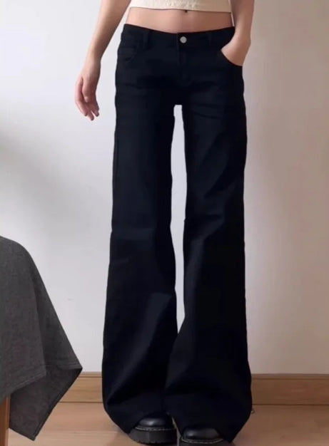 Schwarze Schlagjeans mit weitem Bein