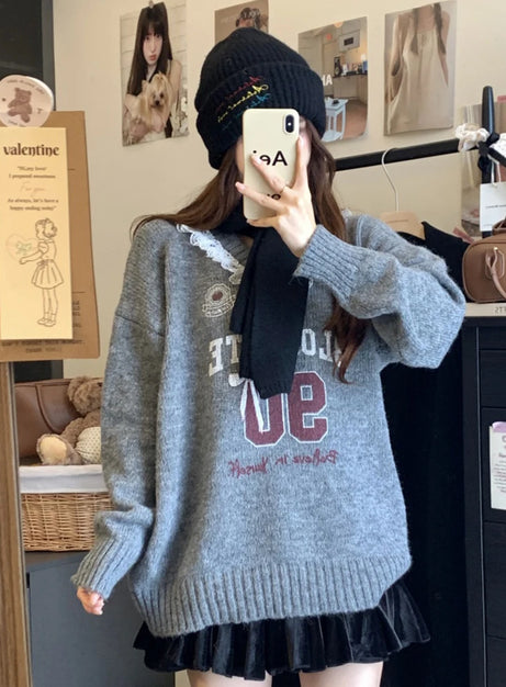 Rosa stickad tröja med spetskant och grafisk design