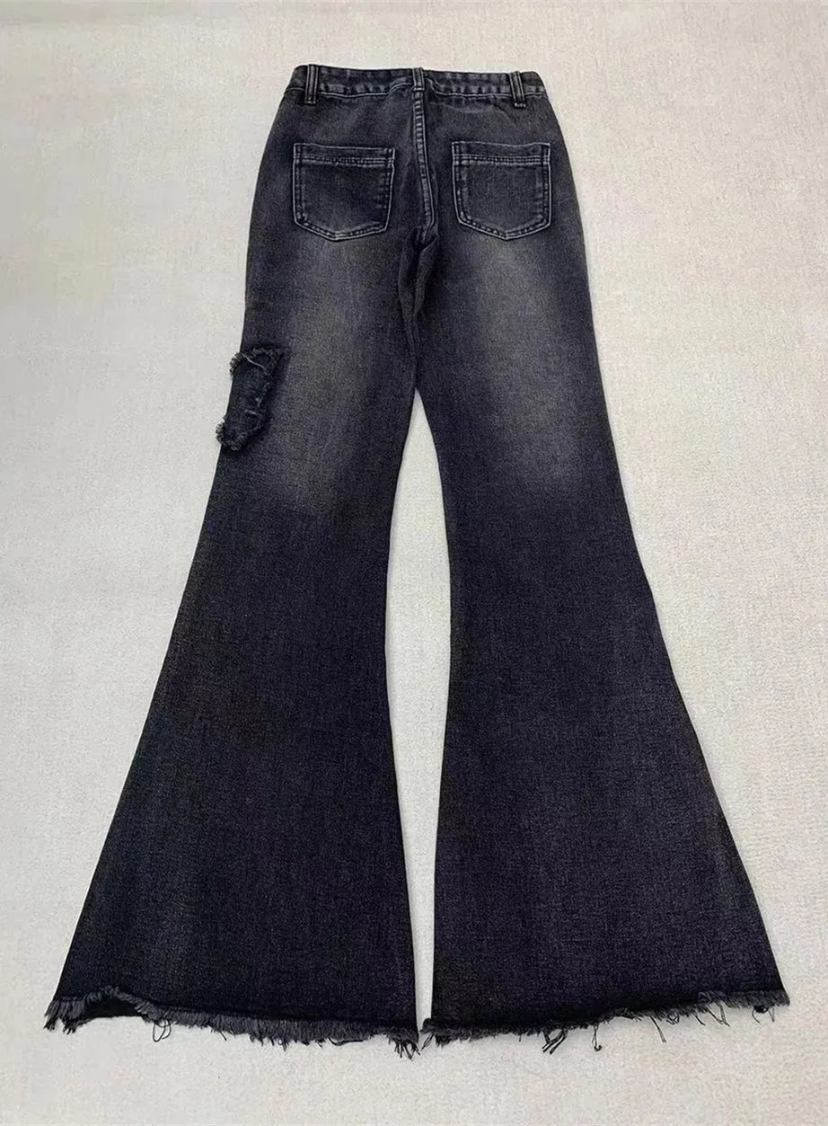 Dunkle Schlagjeans mit Schmetterlingsmuster