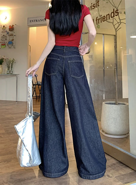 Dunkel verwaschene Jeans mit weitem Bein