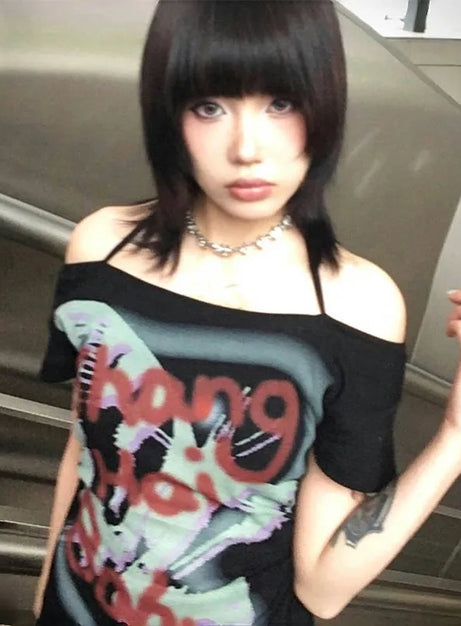 Schulterfreies T-Shirt mit Totenkopf-Graffiti