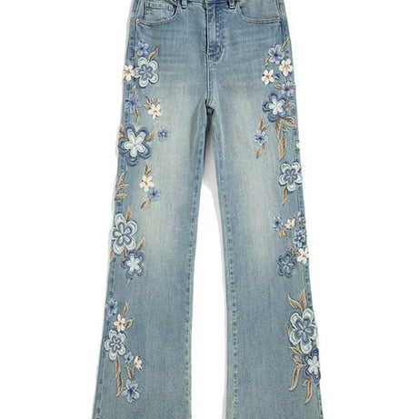 Jeans mit Blumenmuster und Blumenwiese