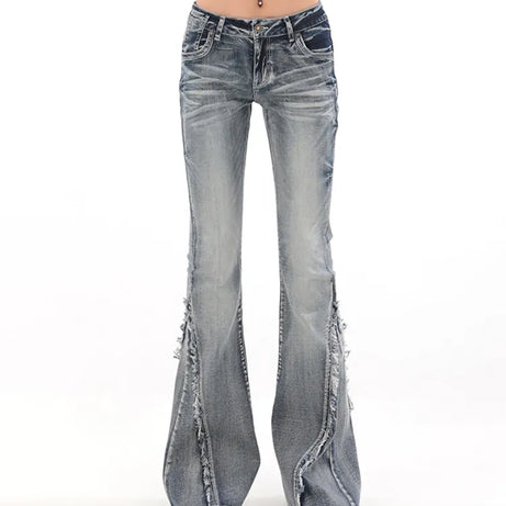 Schmale High-Street-Jeans im Stil der 2000er