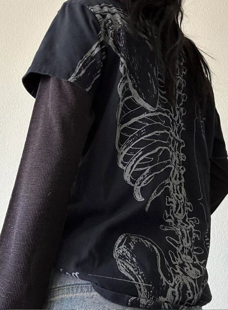 T-Shirt mit Spine-Schriftzug