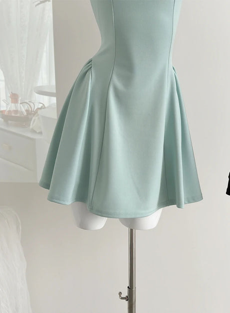 Klassisches ausgestelltes Kleid mit quadratischem Ausschnitt